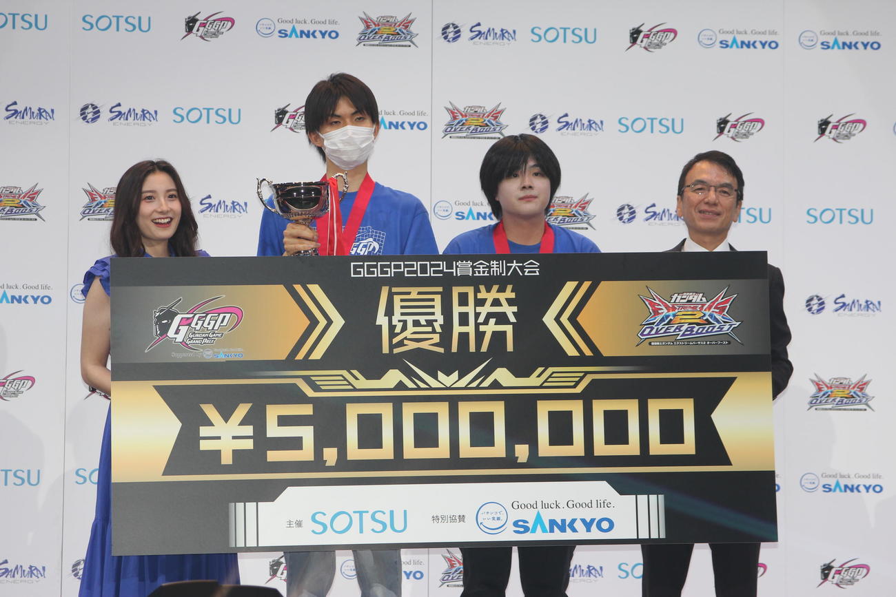 優勝した横綱のRe－sinon（左から2人目）とちゃんるい（同3人目）左は時田愛梨、右はSANKYOの東郷裕二専務執行役員　（C）創通・サンライズ