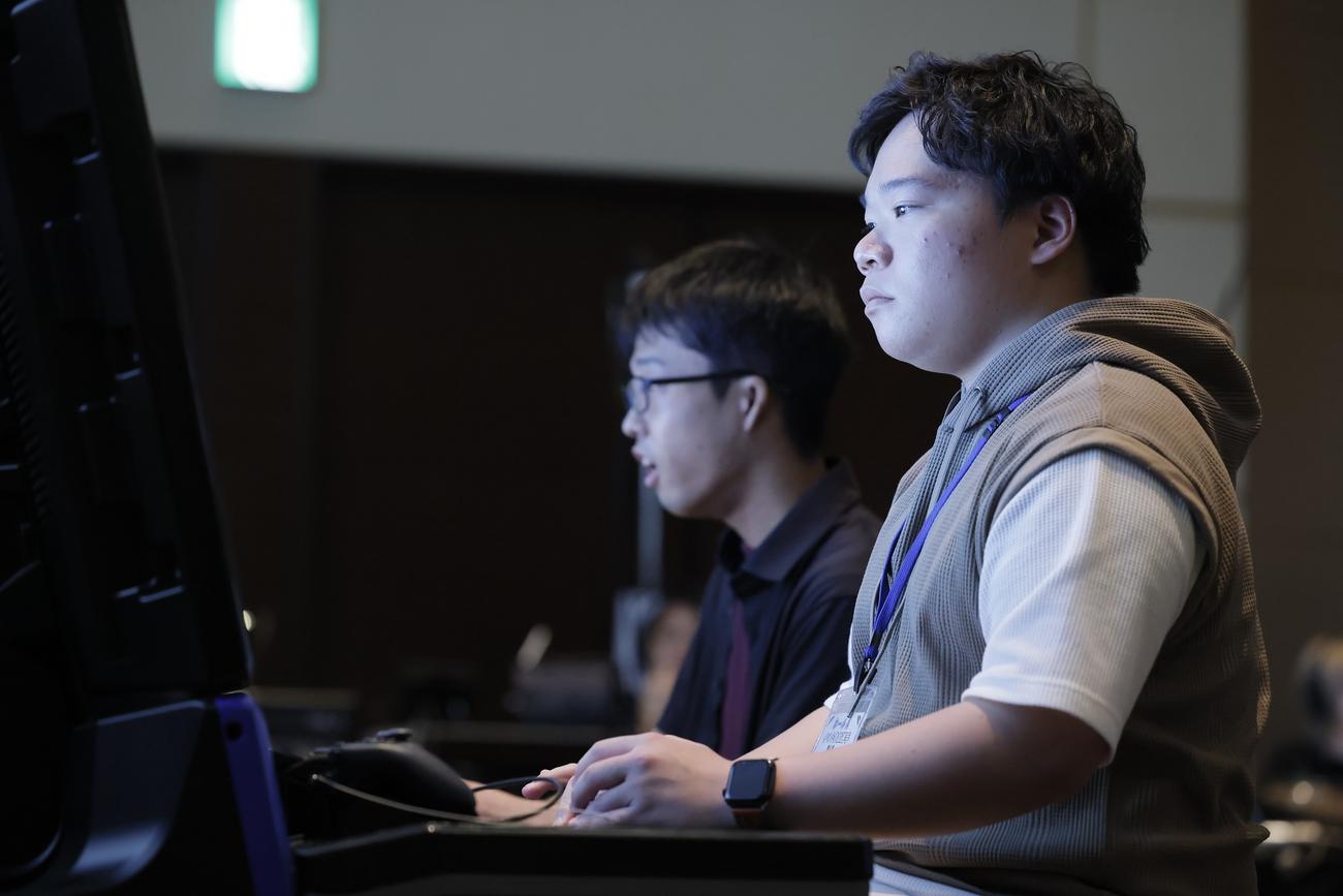 大会の参加者は「ベテランサイド」「新鋭サイド」に分かれて対戦した　（C）創通・サンライズ