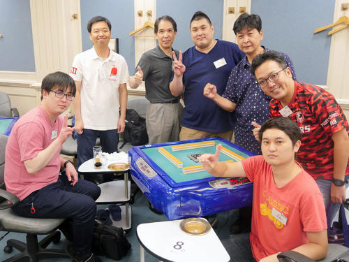 第２節優勝の富士通。右から３人目が楯氏