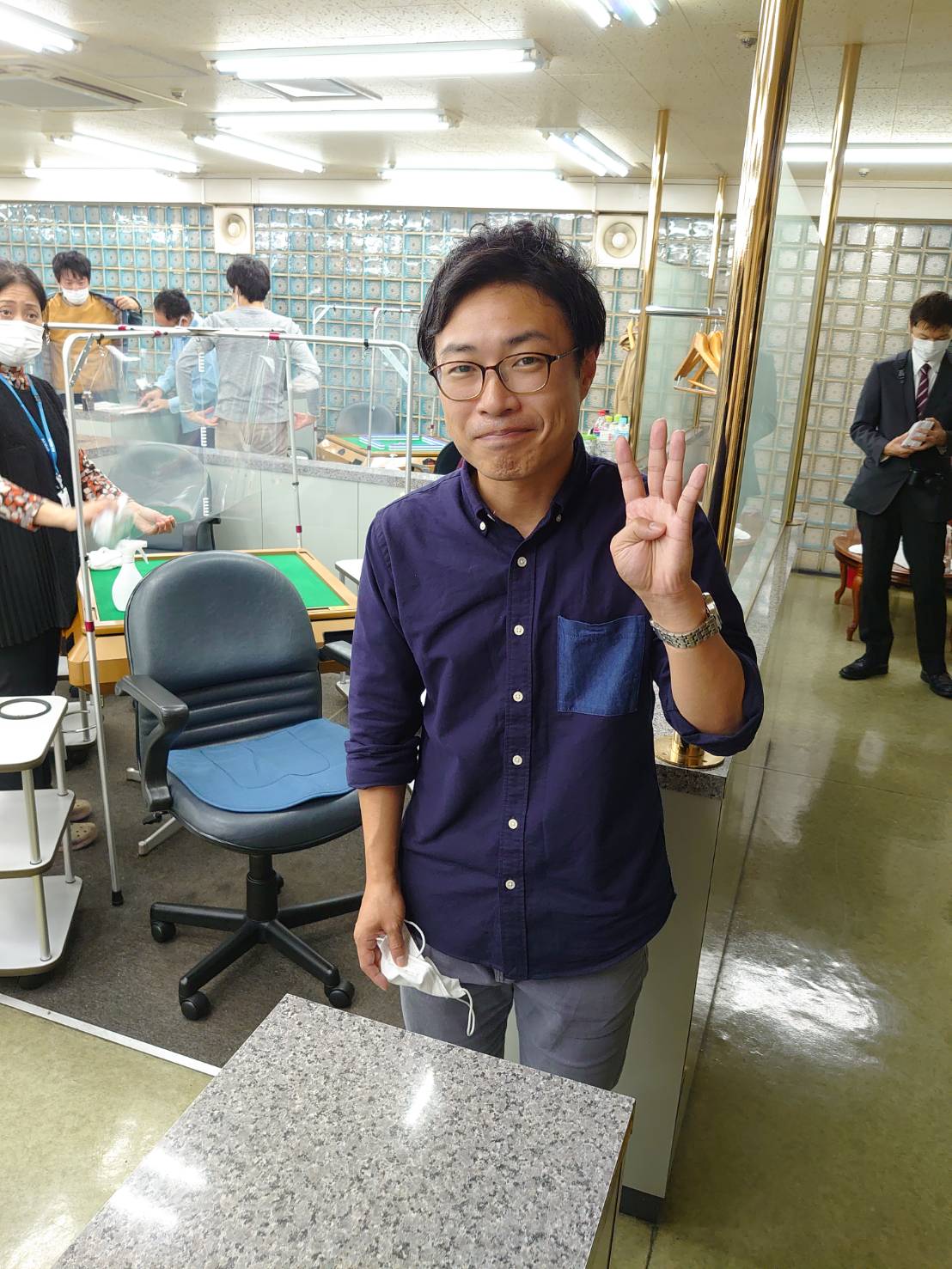 開始早々に四暗刻をあがったローソンの海保雄樹さん