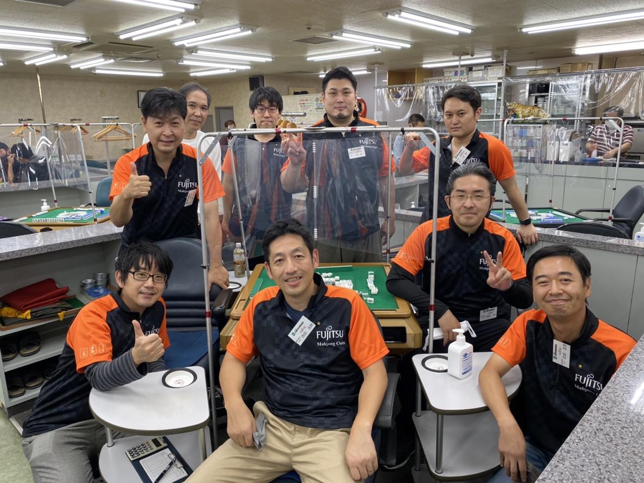 優勝した富士通。前列中央が西田浩朗さん