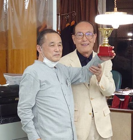 個人賞に輝いた日刊スポーツの鈴木正史さん（左）を祝福するクレディセゾンの林野宏会長