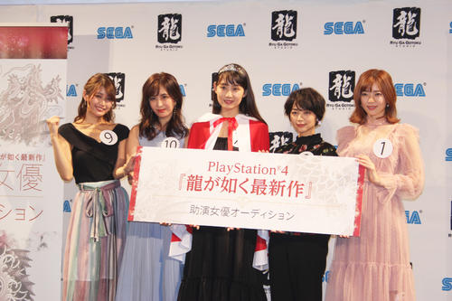 グランプリに輝いた鎌滝えり（中央）と特別賞を受賞した左から沢すみれ、柳いろは、１人おいて里々佳、宮越愛恵