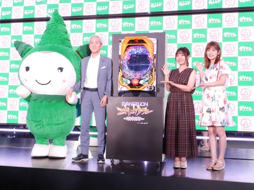 新機種発表会で登壇した左からダイナム公式キャラクターモリスケ、藤本達司代表取締役、さやか、カブトムシゆかり