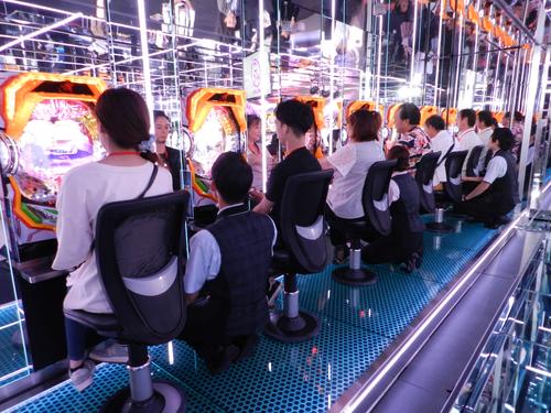 抽選で招待されたダイナム会員が試打で盛りあがる