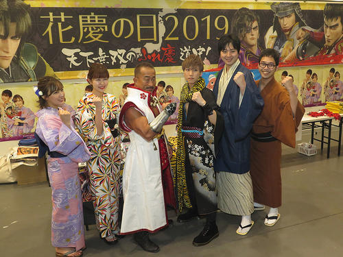 仙台での「花慶の日2019 天下無双のふれ慶道中！」のイベントに参加した角田信朗（左から３人目）ら