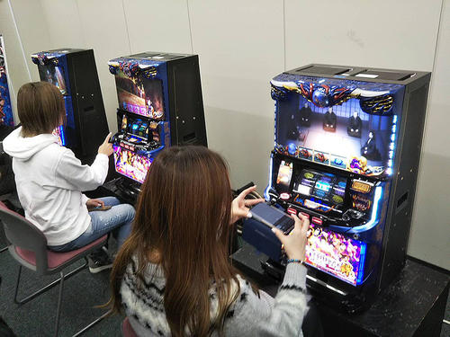 ユニバーサルエンターテインメントが開催した「SLOTバジリスク～甲賀忍法帖～絆2」の記者発表会の様子