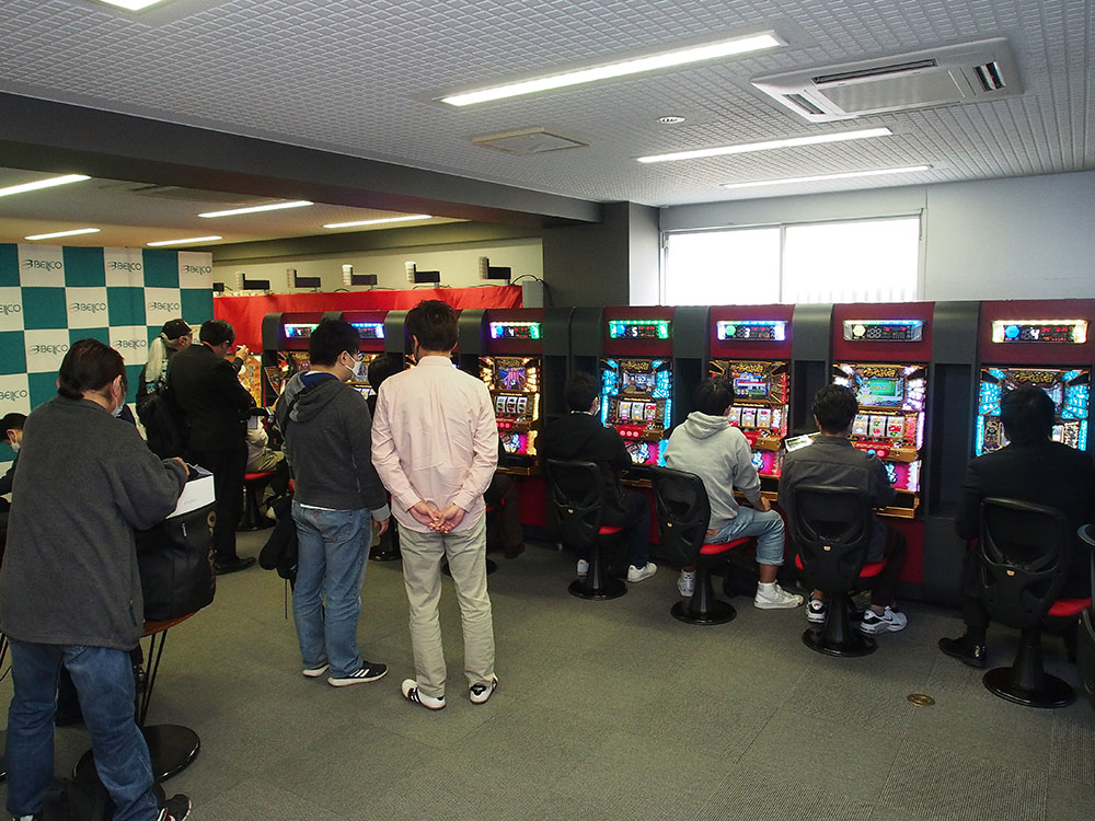 パチスロ新機種「ウルトラちゃぶ台返し」の発表に伴い、プレス向けの先行試打会を開催