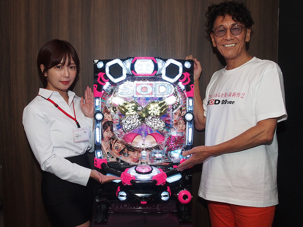 発表会に参加したタレントの加藤鷹（右）と紗倉まな