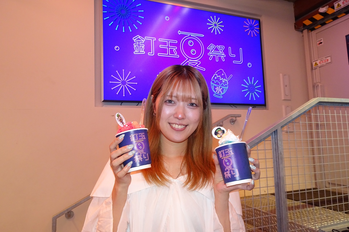 かき氷を手にする「くまちゃむ」さん。入場すると無料で提供されミニゲームに成功するとランクアップ