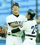 早大を破り初優勝を決め、喜ぶ大場（左）と大野の東洋大バッテリー（共同）