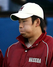 降板した後、ベンチ前でほおをふくらませる早大・斎藤（撮影・野上伸悟）