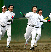 今季の始動日の練習で激走する早大・斎藤（撮影・野上伸悟）