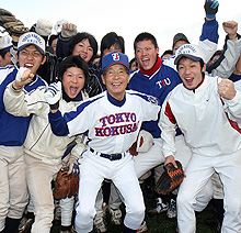 監督に就任した古葉氏（中央）は、ナインとガッツポーズ（撮影・たえ見朱実）