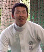 室内練習場でネットにぶつかり笑顔の早大・斎藤(撮影・神戸崇利)