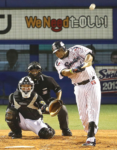＜５７号＞ヤクルト対阪神　３回裏ヤクルト１死、5７号ソロ本塁打を放つバレンティン（撮影・江口和貴）[9月15日]