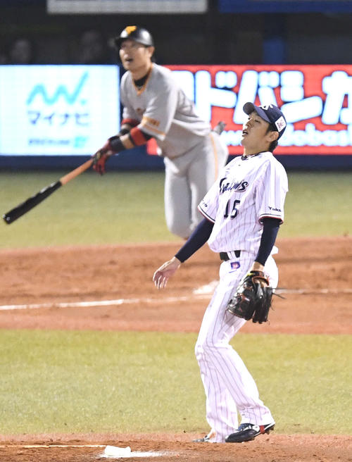 ヤクルト対巨人　4回表巨人2死一塁、亀井に右越え2点本塁打を浴びる原（撮影・鈴木みどり）
