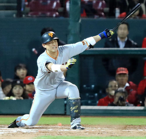2回表巨人2死一、二塁、空振り三振に倒れる小林（撮影・江口和貴）