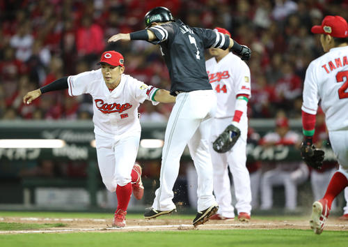 広島対ソフトバンク 5回表、西田のゴロで三塁を飛び出し、三本間で挟まれる三塁走者中村(撮影・林敏行)