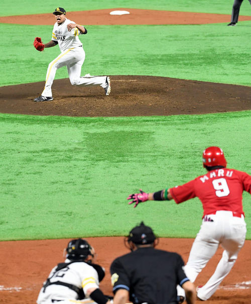ソフトバンク対広島　3回表広島2死満塁、丸を空振り三振に打ち取り雄たけびを上げるミランダ（撮影・たえ見朱実）