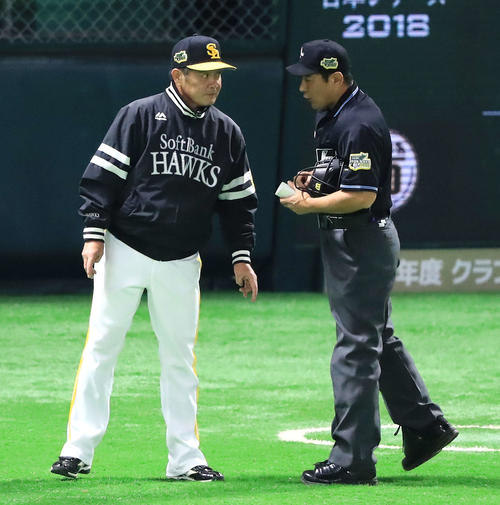 ソフトバンク対広島　5回表、ソフトバンク先発千賀からモイネロに交代を告げる工藤監督（左）（撮影・江口和貴）