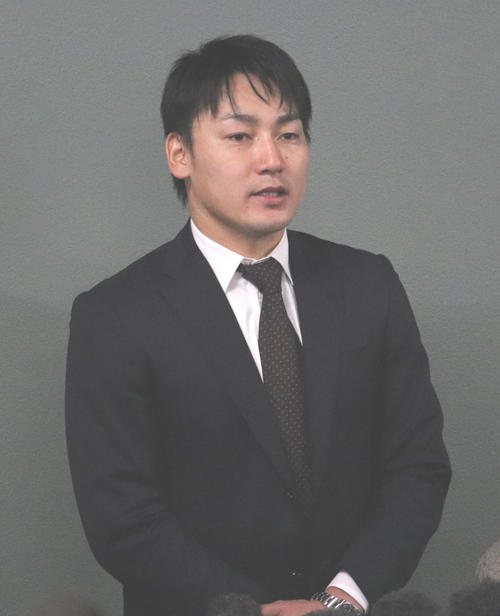 巨人へのFA移籍を表明する丸（撮影・大池和幸）
