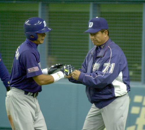 03年3月、立浪和義氏(左)は山田久志氏
