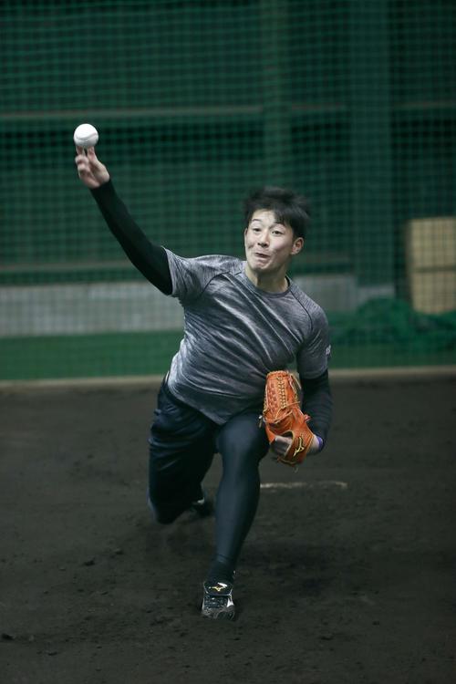 ブルペンで投球する日本ハム吉田輝星(撮影・黒川智章)