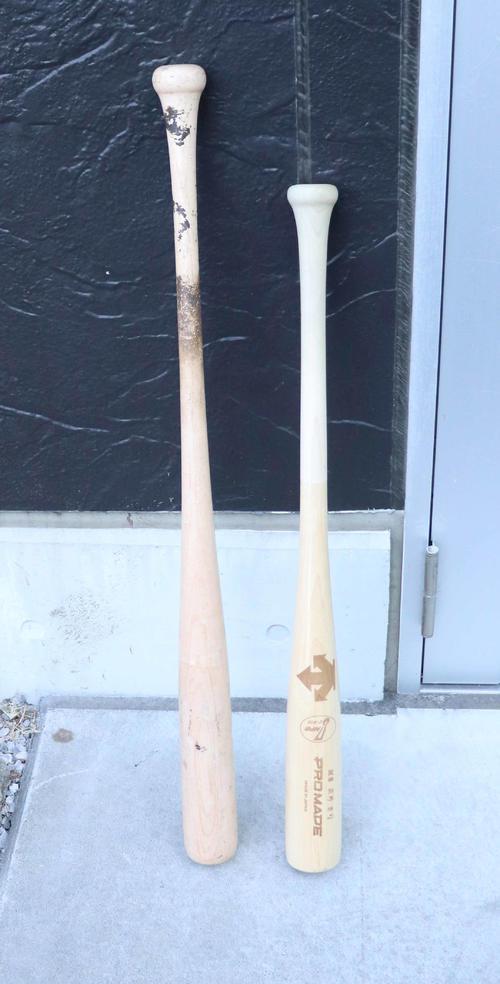 ロッテ荻野貴司の約76センチの短いバット(右)。左は86センチのバット(撮影・久永壮真)