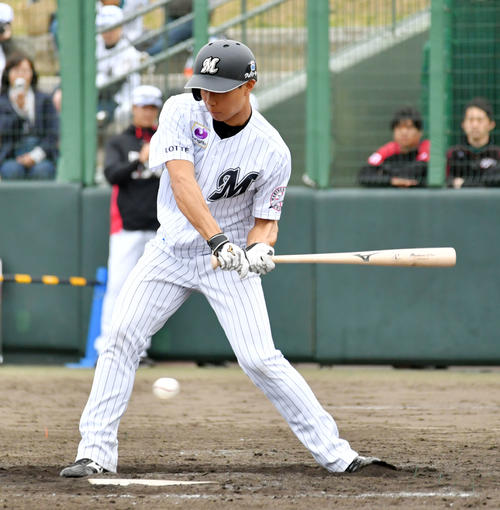 紅白戦 8回裏白組2死、ボール球にバットを止めるロッテドラフト1位の藤原恭大(撮影・滝沢徹郎)
