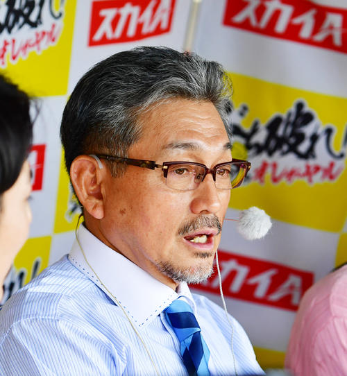 宜野座でテレビのキャンプ解説を行う真弓明信氏(撮影・清水貴仁)