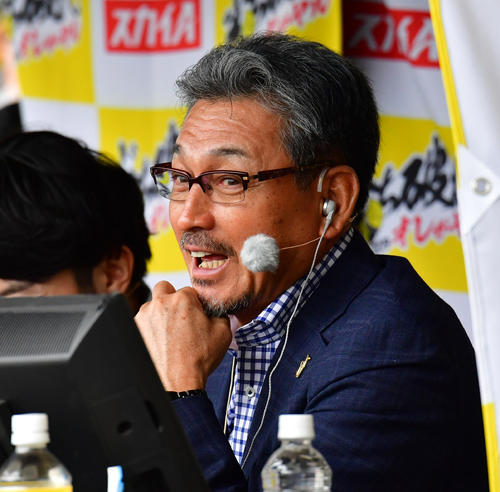 宜野座でテレビのキャンプ解説を行う真弓明信氏(撮影・清水貴仁)