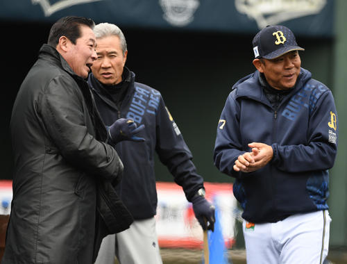 オリックスキャンプを訪れ、西村監督(右)とあいさつを交わす梨田氏。中央は山田氏(撮影・渦原淳)