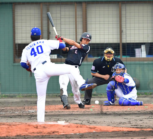 練習試合中日対ロッテ 4回表ロッテ2死一、二塁、中前適時打を放つ藤原。投手石川(撮影・清水貴仁)