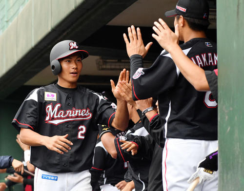 中日対ロッテ 8回表ロッテ2死一、二塁、三木の適時打で生還し、ナインとタッチする藤原(左)(撮影・滝沢徹郎)