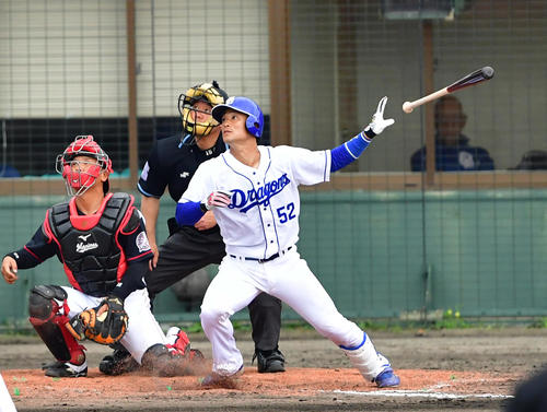 練習試合中日対ロッテ 3回裏中日1死、右越え先制本塁打を放つ加藤(撮影・清水貴仁)