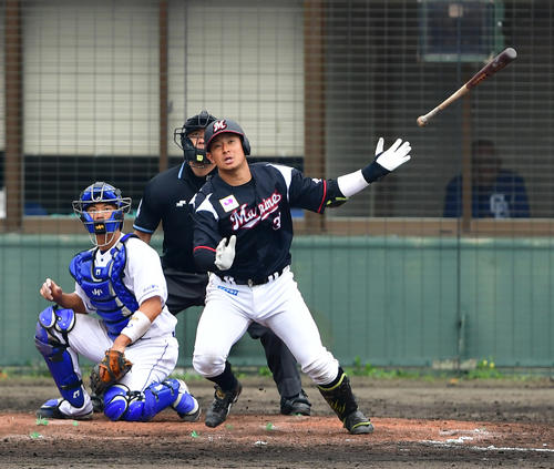 練習試合中日対ロッテ 9回表ロッテ2死一塁、中越え適時二塁打を放つ吉田(撮影・清水貴仁)