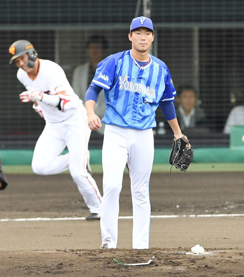 巨人対DeNA　1回裏巨人無死一、三塁、飯塚（手前）は坂本勇を遊撃併殺打に仕留める（撮影・山崎安昭）