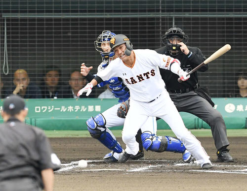 巨人対DeNA　1回裏巨人無死一、三塁、坂本勇は遊撃併殺打を打つ（撮影・山崎安昭）