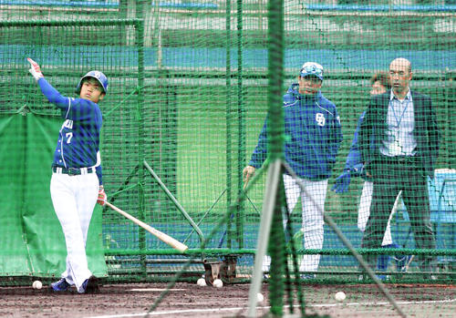 フリー打撃を行う中日根尾(左)。右端は和田氏(撮影・鈴木みどり)