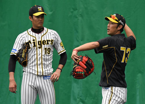 試合登板後、ブルペンで金村暁投手コーチ(右)と話す藤浪晋太郎(撮影・奥田泰也)