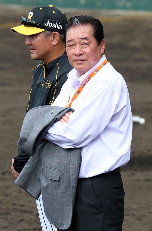 宜野座を訪れた本紙評論家の梨田氏、左は清水ヘッドコーチ(撮影・上山淳一)