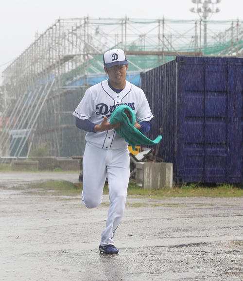 激しく雨が降る中、室内練習場から移動する中日根尾(撮影・林敏行)