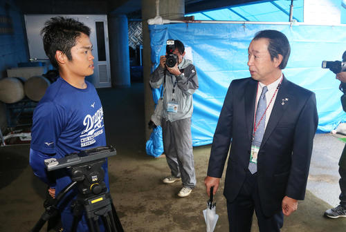 篠塚和典氏(右)と話す中日根尾(撮影・林敏行)
