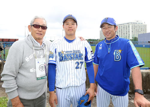 上茶谷（中央）を囲んで記念撮影をする権藤氏（左）と三浦コーチ（撮影・狩俣裕三）