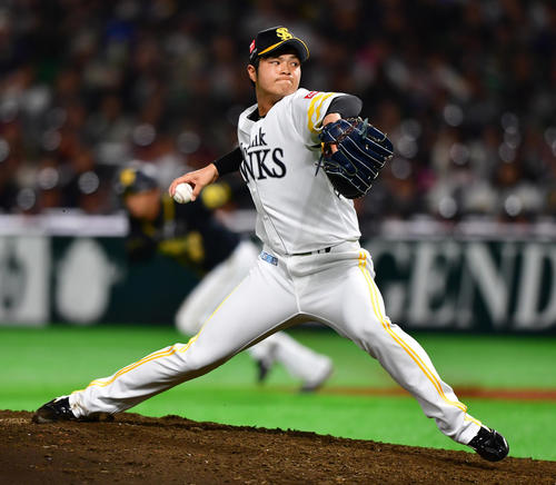 8回に登板する甲斐野(撮影・清水貴仁)