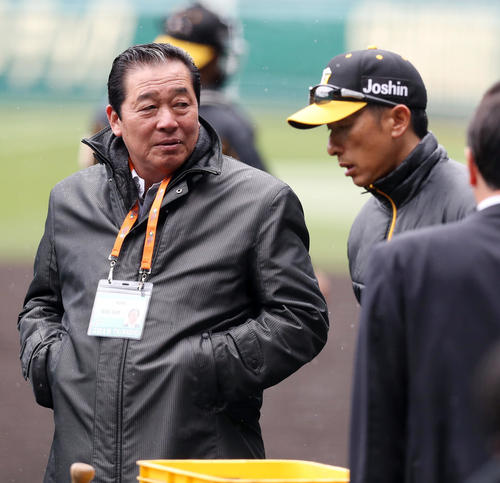阪神対巨人　試合前練習で矢野監督（右）と話し込む梨田氏（撮影・前田充）