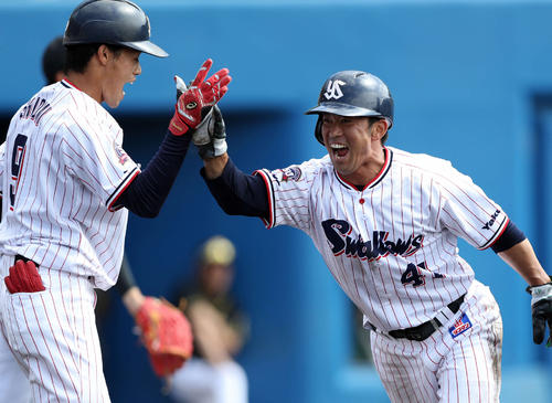 ヤクルト塩見と雄平はタッチを交わす（2019年2月23日撮影）