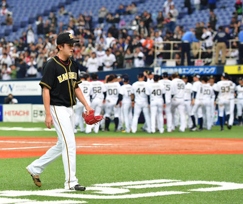 オリックス対阪神 9回裏オリックス2死、杉本にサヨナラ本塁打を浴びがっくり引き揚げる飯田(撮影・清水貴仁)
