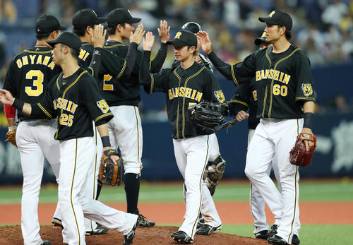 オリックス対阪神 オリックスに勝利し、マウンド上でタッチを交わす阪神ナイン(撮影・前田充)